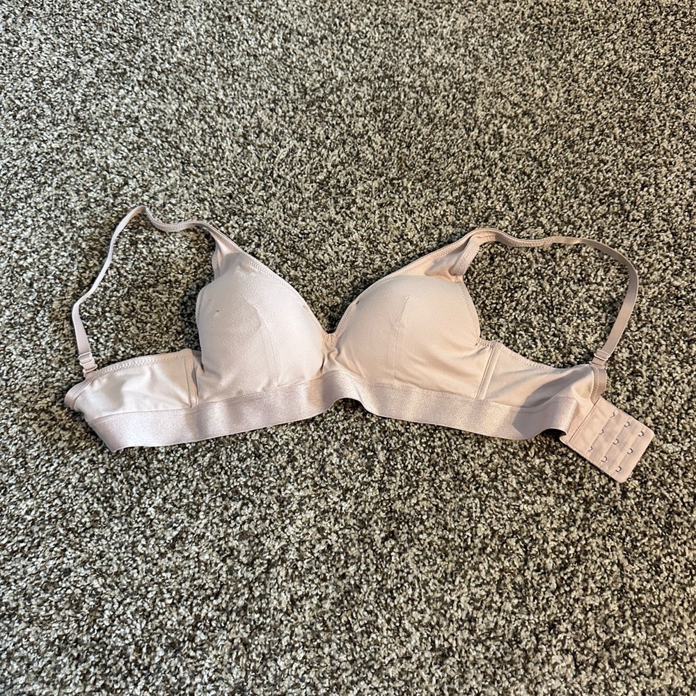 Elegant Women's Bra in Light Pink
